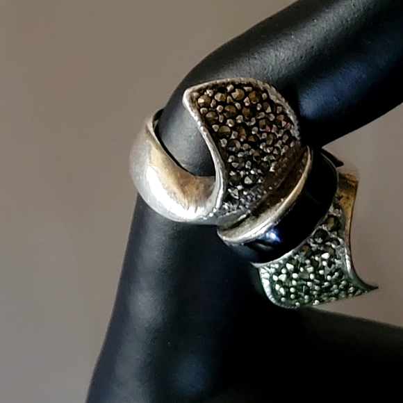 Solid 925 Silver Marcasite Bow Ring - Picture 2 of 3